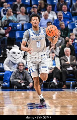 25. NOVEMBER 2024: Kellen Thames (0) bringt den Ball in einem regulären Saisonspiel, bei dem die Quinnipiac Bobcats die Saint Louis Billikens besuchten. Am Montag, 25. November 2024, Richard Ulreich/CSM in der Chaifetz Arena in St. Louis, MO Stockfoto