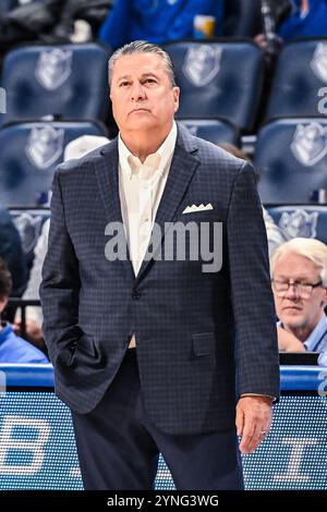 25. NOVEMBER 2024: Tom Pecora, Cheftrainer von Quinnipiac Bobcats, sieht sich die Action auf dem Platz an, in einem regulären Saisonspiel, bei dem die Quinnipiac Bobcats die Saint Louis Billikens besuchten. Am Montag, 25. November 2024, Richard Ulreich/CSM in der Chaifetz Arena in St. Louis, MO Stockfoto