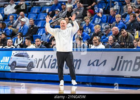 25. NOVEMBER 2024: Saint Louis Billikens Cheftrainer Josh Schertz ruft sein Team in einem regulären Saisonspiel auf, bei dem die Quinnipiac Bobcats die Saint Louis Billikens besuchten. Am Montag, 25. November 2024, Richard Ulreich/CSM in der Chaifetz Arena in St. Louis, MO Stockfoto