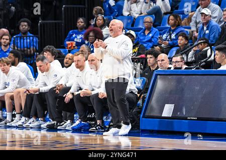 25. NOVEMBER 2024: Saint Louis Billikens Cheftrainer Josh Schertz ruft sein Team in einem regulären Saisonspiel auf, bei dem die Quinnipiac Bobcats die Saint Louis Billikens besuchten. Am Montag, 25. November 2024, Richard Ulreich/CSM in der Chaifetz Arena in St. Louis, MO Stockfoto