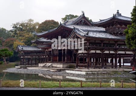 Die berühmte Phönix Hall des Byodo-in Tempels befindet sich neben einem Teich in Uji City, Kyoto, Japan. Stockfoto