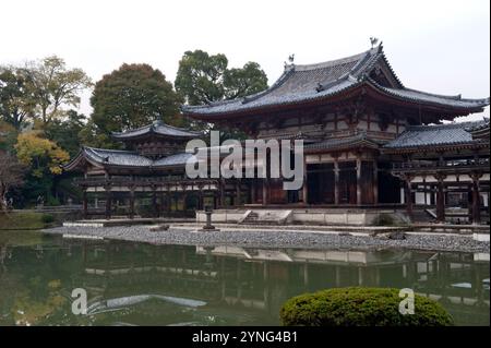 Die berühmte Phönix Hall des Byodo-in Tempels befindet sich neben einem Teich in Uji City, Kyoto, Japan. Stockfoto