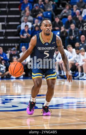 25. NOVEMBER 2024: Quinnipiac Bobcats schützen Doug Young (5) in einem regulären Saisonspiel, bei dem die Quinnipiac Bobcats die Saint Louis Billikens besuchten. Am Montag, 25. November 2024, Richard Ulreich/CSM in der Chaifetz Arena in St. Louis, MO Stockfoto