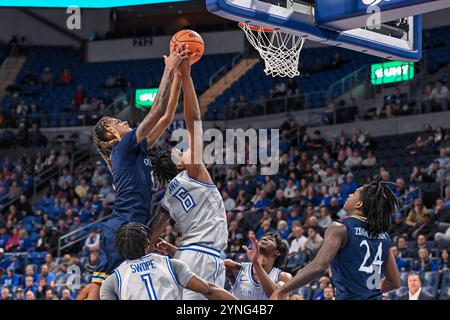 25. NOVEMBER 2024: Doug Young (5), der Quinnipiac Bobcats-Wachmann, wird zu einem Foul gerufen, als er gegen Saint Louis Billikens Stürmer Kalu Anya (6) kämpft, um in einem regulären Saisonspiel einen Rebound zu machen, in dem die Quinnipiac Bobcats die Saint Louis Billikens besuchten. Am Montag, 25. November 2024, Richard Ulreich/CSM in der Chaifetz Arena in St. Louis, MO Stockfoto