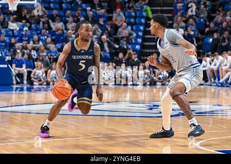 25. NOVEMBER 2024: Doug Young (5) der Quinnipiac Bobcats-Wachmann fährt in einem regulären Saisonspiel gegen die Verteidigung von Saint Louis Billikens-Wachmann Larry Hughes II (2) in den Korb, in dem die Quinnipiac Bobcats die Saint Louis Billikens besuchten. Am Montag, 25. November 2024, Richard Ulreich/CSM in der Chaifetz Arena in St. Louis, MO Stockfoto