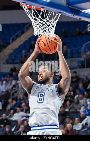 25. NOVEMBER 2024: Saint Louis Billikens Stürmer Kalu Anya (6) holt sich den Rebound in einem regulären Saisonspiel, bei dem die Quinnipiac Bobcats die Saint Louis Billikens besuchten. Am Montag, 25. November 2024, Richard Ulreich/CSM in der Chaifetz Arena in St. Louis, MO Stockfoto