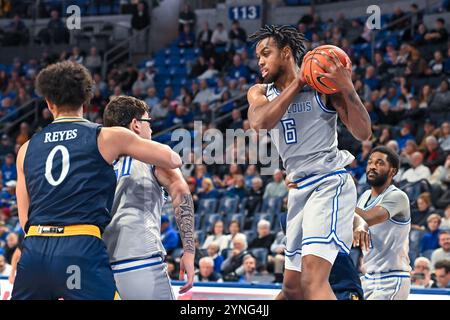 25. NOVEMBER 2024: Saint Louis Billikens Stürmer Kalu Anya (6) holt sich einen Rebound in einem regulären Saisonspiel, bei dem die Quinnipiac Bobcats die Saint Louis Billikens besuchten. Am Montag, 25. November 2024, Richard Ulreich/CSM in der Chaifetz Arena in St. Louis, MO Stockfoto