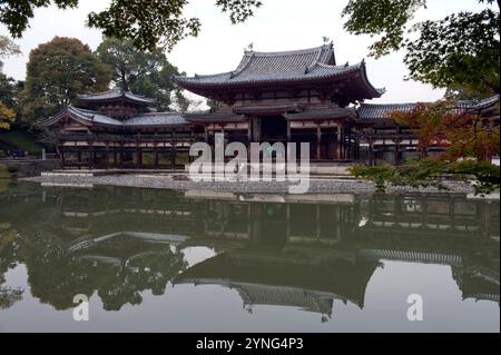 Die berühmte Phönix Hall des Byodo-in Tempels befindet sich neben einem Teich in Uji City, Kyoto, Japan. Stockfoto