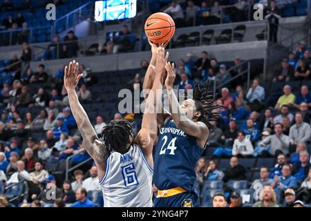 25. NOVEMBER 2024: Jaden Zimmerman (24) wirft einen Schuss über die Verteidigung von Saint Louis Billikens Stürmer Kalu Anya (6) in einem regulären Saisonspiel, in dem die Quinnipiac Bobcats die Saint Louis Billikens besuchten. Am Montag, 25. November 2024, Richard Ulreich/CSM in der Chaifetz Arena in St. Louis, MO Stockfoto