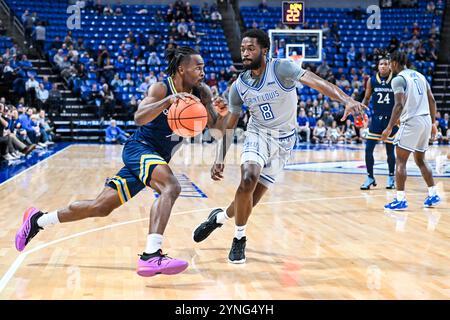 25. NOVEMBER 2024: Doug Young (5) der Quinnipiac Bobcats-Wachmann Kobe Johnson (8) versucht, die Spur auf Saint Louis Billikens Wachmann zu fahren, in einem regulären Saisonspiel, bei dem die Quinnipiac Bobcats die Saint Louis Billikens besuchten. Am Montag, 25. November 2024, Richard Ulreich/CSM in der Chaifetz Arena in St. Louis, MO Stockfoto