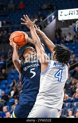 25. NOVEMBER 2024: Doug Young (5) wird von Amari McCottry (4) in einem regulären Saisonspiel, bei dem die Quinnipiac Bobcats die Saint Louis Billikens besuchten, befallen. Am Montag, 25. November 2024, Richard Ulreich/CSM in der Chaifetz Arena in St. Louis, MO Stockfoto