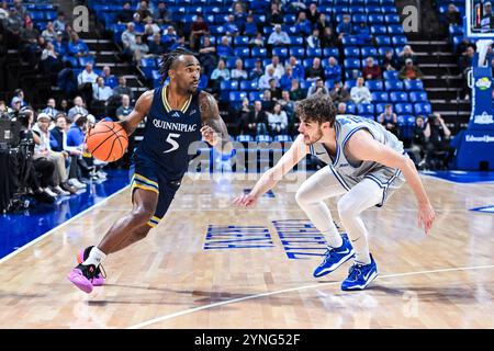 25. NOVEMBER 2024: Doug Young (5) der Quinnipiac Bobcats-Garde trat in einem regulären Saisonspiel gegen die Verteidigung von Saint Louis Billikens-Garde Gibson Jimerson (24), bei dem die Quinnipiac Bobcats die Saint Louis Billikens besuchten, schnell ab. Am Montag, 25. November 2024, Richard Ulreich/CSM in der Chaifetz Arena in St. Louis, MO Stockfoto