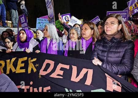 Diyarbakir, Türkei. November 2024. Weibliche Demonstrantinnen halten Plakate und Banner, während sie während eines protestmarsches gegen die Gewalt von Frauen in Diyarbakir Slogans singen. Hunderte von Frauen nahmen an einem protestmarsch in Diyarbakir, Türkei, Teil, um gegen Gewalt gegen Frauen am 25. November, dem Internationalen Tag zur Beseitigung der Gewalt gegen Frauen, zu protestieren. Die Veranstaltung wurde von der Dicle Amed Women's Platform (DAKAP) und dem Network Against Violence organisiert. Quelle: SOPA Images Limited/Alamy Live News Stockfoto