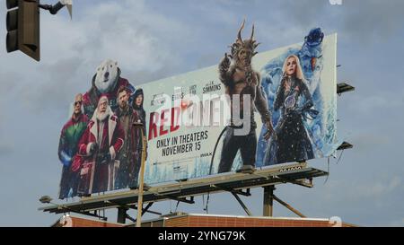 Los Angeles, Kalifornien, USA 25. November 2024 Red One Reklametafel mit Dwayne Johnson, J.K. Simmons, Lucy Liu Chris Evans, Kiernan Shipka am Venice Blvd am 25. November 2024 in Los Angeles, Kalifornien, USA. Foto: Barry King/Alamy Stock Photo Stockfoto