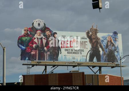 Los Angeles, Kalifornien, USA 25. November 2024 Red One Reklametafel mit Dwayne Johnson, J.K. Simmons, Lucy Liu Chris Evans, Kiernan Shipka am Venice Blvd am 25. November 2024 in Los Angeles, Kalifornien, USA. Foto: Barry King/Alamy Stock Photo Stockfoto