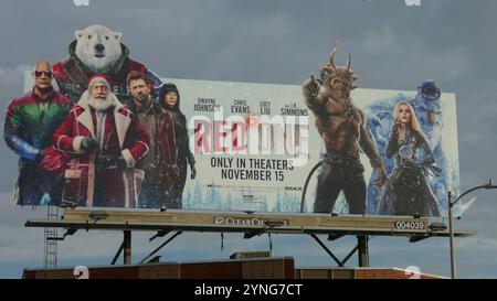 Los Angeles, Kalifornien, USA 25. November 2024 Red One Reklametafel mit Dwayne Johnson, J.K. Simmons, Lucy Liu Chris Evans, Kiernan Shipka am Venice Blvd am 25. November 2024 in Los Angeles, Kalifornien, USA. Foto: Barry King/Alamy Stock Photo Stockfoto