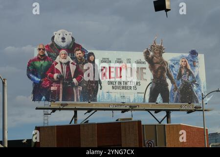 Los Angeles, Kalifornien, USA 25. November 2024 Red One Reklametafel mit Dwayne Johnson, J.K. Simmons, Lucy Liu Chris Evans, Kiernan Shipka am Venice Blvd am 25. November 2024 in Los Angeles, Kalifornien, USA. Foto: Barry King/Alamy Stock Photo Stockfoto