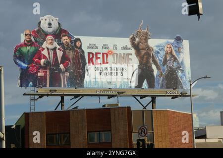 Los Angeles, Kalifornien, USA 25. November 2024 Red One Reklametafel mit Dwayne Johnson, J.K. Simmons, Lucy Liu Chris Evans, Kiernan Shipka am Venice Blvd am 25. November 2024 in Los Angeles, Kalifornien, USA. Foto: Barry King/Alamy Stock Photo Stockfoto