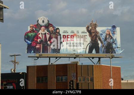 Los Angeles, Kalifornien, USA 25. November 2024 Red One Reklametafel mit Dwayne Johnson, J.K. Simmons, Lucy Liu Chris Evans, Kiernan Shipka am Venice Blvd am 25. November 2024 in Los Angeles, Kalifornien, USA. Foto: Barry King/Alamy Stock Photo Stockfoto