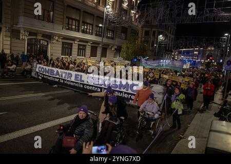Madrid, Spanien. November 2024. Ein Banner führt eine feministische Demonstration. Verschiedene Märsche, die von Frauenorganisationen und feministischen Gruppen einberufen wurden, sind in ganz Spanien anlässlich des Internationalen Tages zur Beseitigung der Gewalt gegen Frauen auf die Straße gegangen. Quelle: SOPA Images Limited/Alamy Live News Stockfoto