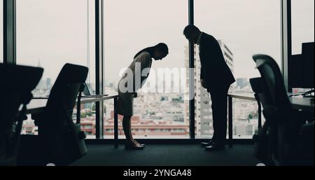 Japanische Leute, verbeugen sich und willkommen am Fenster für geschäftliche, Zusammenarbeit und kulturelle Begrüßung im Büro. Unternehmensteam, traditionelles Hallo oder Geste in Stockfoto