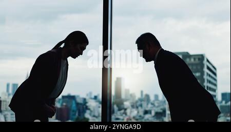 Japaner, Verbeugung und Treffen am Fenster für Geschäftstreffen, Zusammenarbeit und Kultur Begrüßung im Büro. Unternehmensteam, traditionelle Begrüßung oder Geste Stockfoto