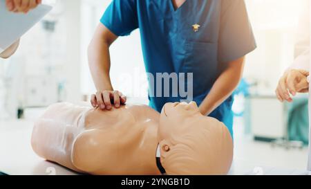 Dummy-, Studenten- und hlw-Training in der Klinik für medizinische Simulationsprüfung, Test oder Einsatz. Gesundheitswesen, Professor und Person mit Rettungsunterstützung Stockfoto