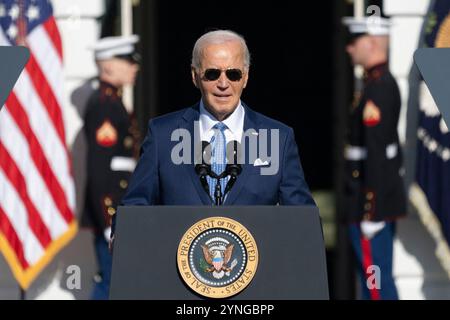 Washington, Usa. November 2024. US-Präsident Joe Biden begnadigt das National Thanksgiving Turkey im Weißen Haus in Washington, DC, USA, am 25. November 2024. Foto: Chris Kleponis/CNP/ABACAPRESS. COM Credit: Abaca Press/Alamy Live News Stockfoto