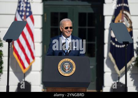 Washington, Usa. November 2024. US-Präsident Joe Biden begnadigt das National Thanksgiving Turkey im Weißen Haus in Washington, DC, USA, am 25. November 2024. Foto: Chris Kleponis/CNP/ABACAPRESS. COM Credit: Abaca Press/Alamy Live News Stockfoto
