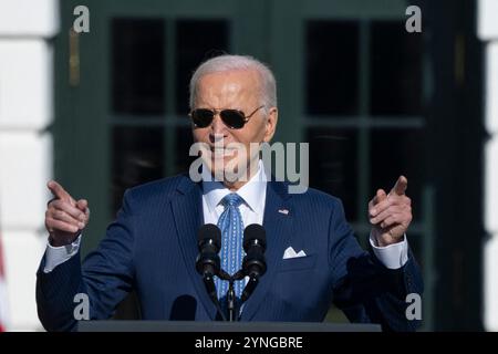 Washington, Usa. November 2024. US-Präsident Joe Biden begnadigt das National Thanksgiving Turkey im Weißen Haus in Washington, DC, USA, am 25. November 2024. Foto: Chris Kleponis/CNP/ABACAPRESS. COM Credit: Abaca Press/Alamy Live News Stockfoto