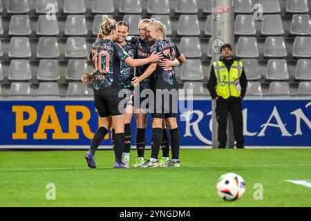 Jubel nach dem Tor zum 0:2 durch Lea Schueller (FC Bayern München, #11). Es jubeln Carolin Simon (FC Bayern München, #30), Klara Buehl (FC Bayern München, #17), Lea Schueller (FC Bayern München, #11), Pernille Harder (FC Bayern München, #21) GER, SC Freiburg - FC Bayern München, Frauen-Fussball, DFB Pokal, Achtelfinale, Saison 2024/2025, 24.11.2024 DFB-VORSCHRIFTEN VERBIETEN DIE VERWENDUNG VON FOTOGRAFIEN ALS BILDSEQUENZEN UND/ODER QUASI-VIDEO Foto: Eibner-Pressefoto/Thomas Hess Stockfoto