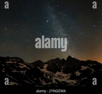 Milchstraße über das Vignemale-Massiv in einer Sommernacht, von der Schutzhütte Oulettes de Gaube (Okzitanien, Frankreich, Pyrenäen) aus gesehen Stockfoto