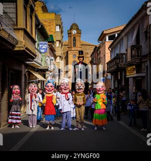 Parade der großen Köpfe und Riesen (nans i gegants) auf der Frühlingsmesse in Navàs 2015 (Bages, Barcelona, ​​Catalonia, Spanien) Stockfoto