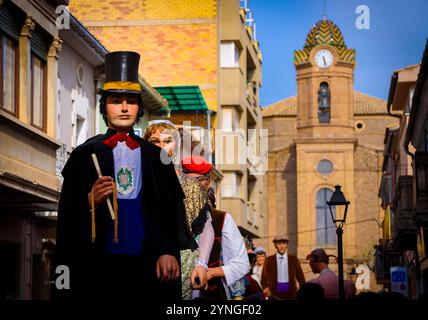 Parade der großen Köpfe und Riesen (nans i gegants) auf der Frühlingsmesse in Navàs 2015 (Bages, Barcelona, ​​Catalonia, Spanien) Stockfoto