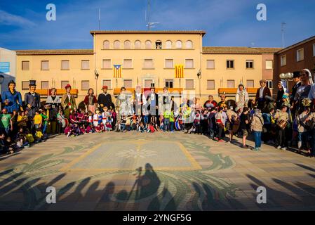 Tanz der Giganten auf dem Rathausplatz während der Frühlingsmesse von Navàs 2015 (Bages, Barcelona, ​​Catalonia, Spanien) ESP: Baile de gigantes (Navàs España) Stockfoto
