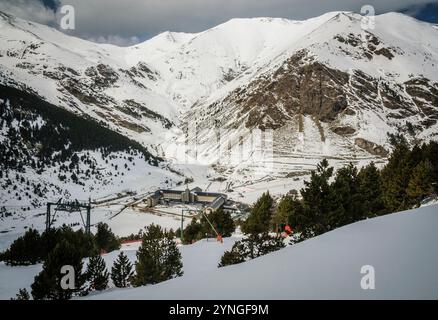 Schneebedecktes Núria-Tal an einem Wintertag (Ripollès, Girona, Katalonien, Spanien, Pyrenäen) ESP: Valle de Núria nevado en un día de invierno (Ripollès, Gerona) Stockfoto