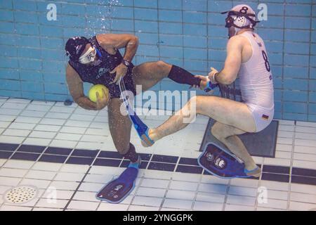 Berlin, Deutschland. November 2024. Der entscheidende Strafwurf im Shootout nach dem 0:0 Unentschieden im Finale: Der kolumbianische Torwart Sebastián Ochoa (#32, Orcas, Kolumbien) pariert den Wurf des deutschen Angreifers Yannick Graf (#08, DUC Krefeld, Deutschland) und sichert sein Team den Sieg des Champion Cups. GER, Unterwasser-Rugby, Champions Cup 2024, 24.11.2024 Foto: EIbner/Ardan Fuessmann Credit: dpa/Alamy Live News Stockfoto