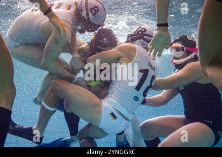 Berlin, Deutschland. November 2024. ZWEIKAMPF nahe der Wasseroberflaeche, Sebastian Hernandez (DUC Krefeld, #18). GER, Unterwasser-Rugby, Champions Cup 2024, 24.11.2024 Foto: EIbner/Ardan Fuessmann Credit: dpa/Alamy Live News Stockfoto