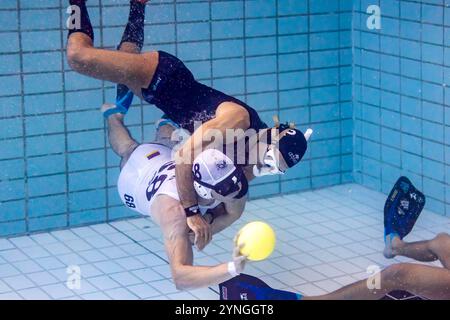 Berlin, Deutschland. November 2024. Yannick Pieper (DUC Krefeld, #68) wird von Jorge Franco (Orcas, #02) festgehalten. GER, Unterwasser-Rugby, Champions Cup 2024, 24.11.2024 Foto: EIbner/Ardan Fuessmann Credit: dpa/Alamy Live News Stockfoto