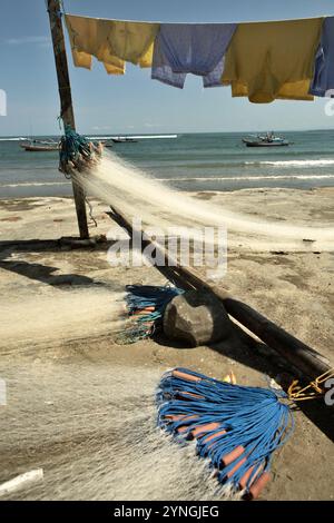 Wäscherei- und Fischernetz im Hintergrund von Fischerbooten und Indischem Ozean, fotografiert am Malabero (Malabro) Strand in Bengkulu, Indonesien. Stockfoto