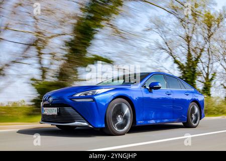 Toyota Mirai Wasserstoff-Brennstoffzellenauto auf der Straße. Mirai kombiniert Wasserstoff mit Sauerstoff aus der Außenluft, um Strom ohne Emissionen zu erzeugen. Stockfoto