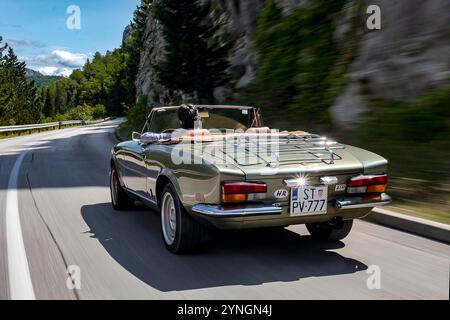 Legendärer klassischer Fiat Spyder auf der Straße. 124 Sport Spider, einer der langlebigsten Fiats, wurde 1966 vom Designstudio Pininfarina gestylt. Stockfoto