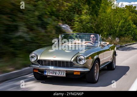 Legendärer klassischer Fiat Spyder auf der Straße. 124 Sport Spider, einer der langlebigsten Fiats, wurde 1966 vom Designstudio Pininfarina gestylt. Stockfoto