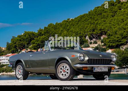 Legendärer klassischer Fiat Spyder auf der Straße. 124 Sport Spider, einer der langlebigsten Fiats, wurde 1966 vom Designstudio Pininfarina gestylt. Stockfoto