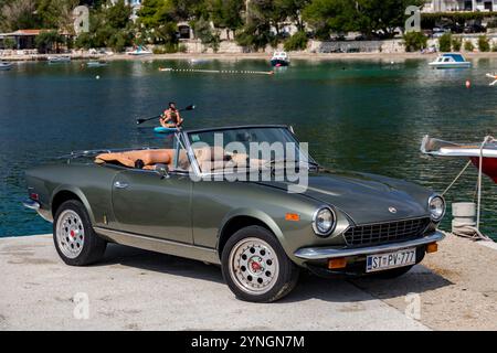 Legendärer klassischer Fiat Spyder auf der Straße. 124 Sport Spider, einer der langlebigsten Fiats, wurde 1966 vom Designstudio Pininfarina gestylt. Stockfoto