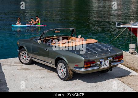 Legendärer klassischer Fiat Spyder auf der Straße. 124 Sport Spider, einer der langlebigsten Fiats, wurde 1966 vom Designstudio Pininfarina gestylt. Stockfoto