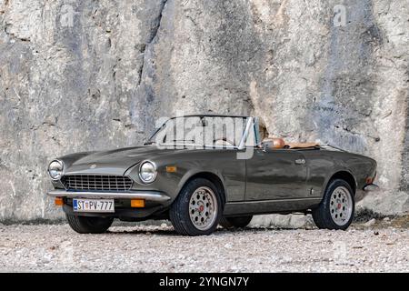 Legendärer klassischer Fiat Spyder auf der Straße. 124 Sport Spider, einer der langlebigsten Fiats, wurde 1966 vom Designstudio Pininfarina gestylt. Stockfoto