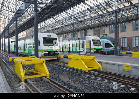 HELSINKI, FINNLAND - 16. SEPTEMBER 2017: Auf dem Bahnsteig des Hauptbahnhofs Stockfoto