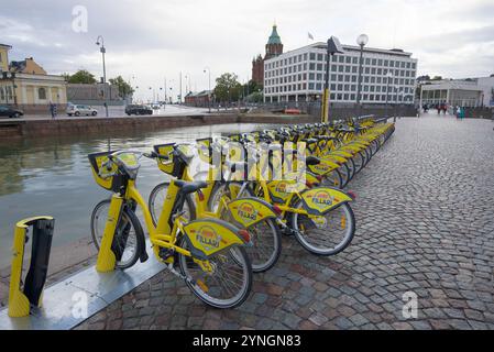 HELSINKI, FINNLAND - 16. SEPTEMBER 2017: Moderner Fahrradverleih am Stadtdamm am düsteren Septembertag Stockfoto