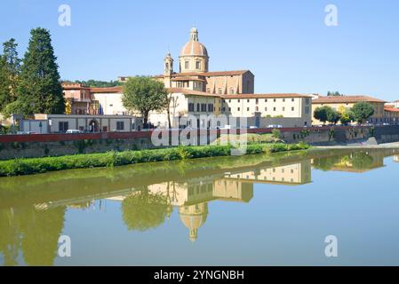 Blick auf die Kirche San Ferdiano al Cestello vom Fluss Arno. Florenz, Italien Stockfoto